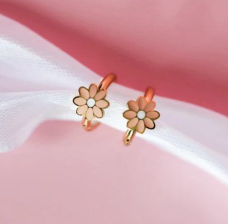 Peach Daisy Huggies Gold